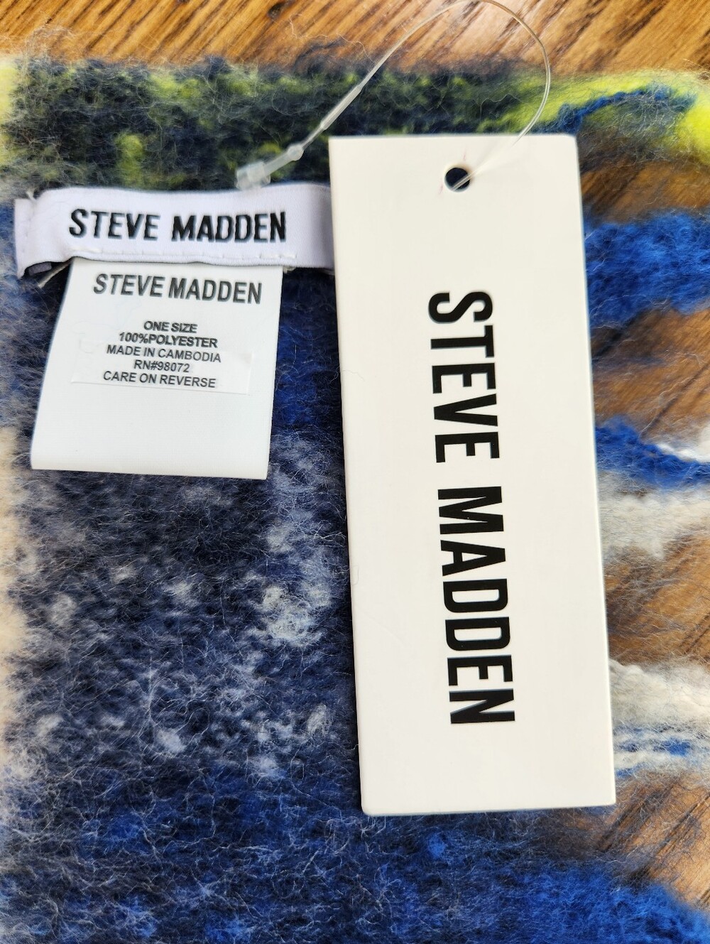 Steve Madden Cozy Multicolor Over-sized Plaid Fringe Scarf/Wrap NWT - Picture 3 of 4